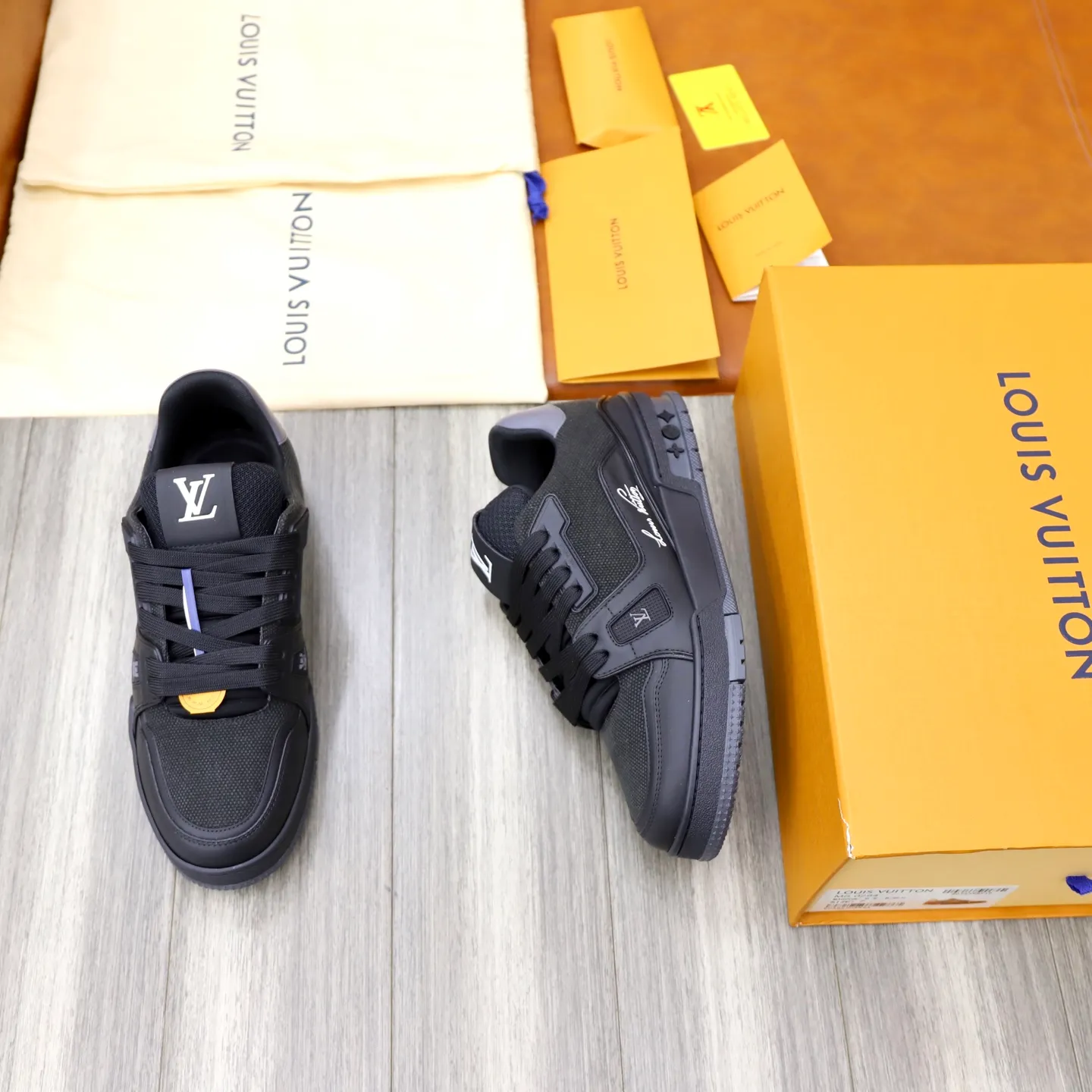 Ex-factory price: 780💰Original development, quality shipping, welcome to compare ❥❥❥❥❥❥LV sneaker series LV Trainer Maxi sneakers introduce the loose silhouette of the ready-to-wear series into the LV Trainer sneaker design written by Virgil Abloh, making an eye-catching appearance in the spring and summer men's wear shows. The cow leather upper is combined with rough fabric laces, and colorful beading highlights the brand's classic elements. LV letters mark the tongue and Monogram floral outsole. Mixed materials Made of first-layer cowhide, wrapped in imported custom-printed denim, thick shoelace design, large Monogram print on the side, "lv 54" badges on the tongue and heel, rubber outsole decorated with Monogram flowers, mesh lining and cotton feet, the comfort is as extreme as ever, premium heritage, quality first, worth owning! Size: 35-40 for women, 39-44 for men (custom-made sizes 38 and 45 are non-refundable)